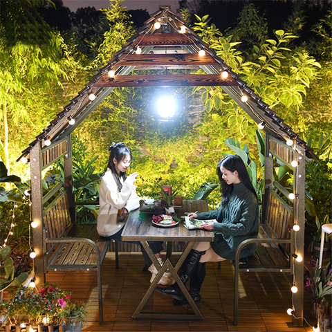 Populair houten huis met banktafel restaurant tuinhuisje